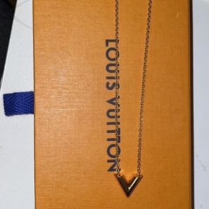 Louis Vuitton “Essential V” Necklace !
